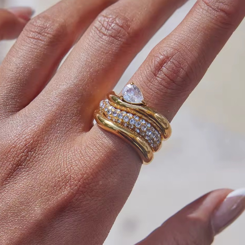 NEW 18K GOLD PLATED TRIO RING SET “AUREA” – Wave + Pavé + Pear Solitaire (US 8)